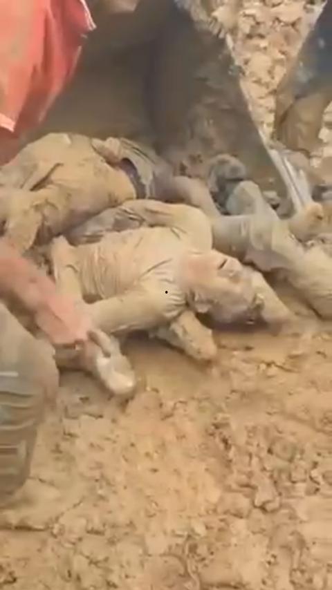 惊天摄魄！非洲刚果铜矿场坍塌惨剧：80人惨被活埋葬身矿场，挖掘机疯狂清尸，尸骨遍野！-4