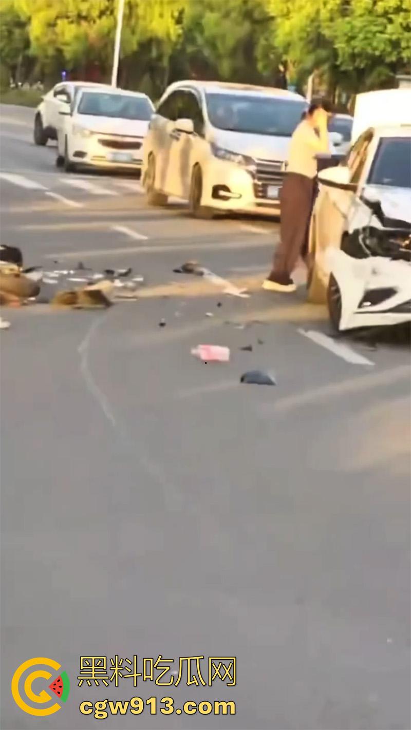 骑车扣逼送命真是爽死了!广东清远小仙女,骑车被后座精神小伙扣穴,结果爽过头出车祸,因未戴头盔当场死亡!-2