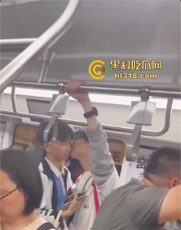深圳地铁上两男学生激情热吻被偷拍，面对这么多围观群众的目光下两人也敢毫不畏惧，这就是男同之间的爱！-6