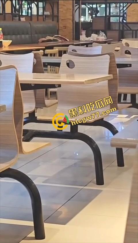 东莞开放大学食堂直接开干，女主餐桌下狂舔猛吞，吃上头当场骑脸开操，全程无视路人只顾自己摇摆！-4