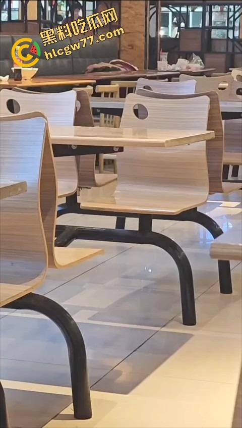 东莞开放大学食堂直接开干，女主餐桌下狂舔猛吞，吃上头当场骑脸开操，全程无视路人只顾自己摇摆！-5