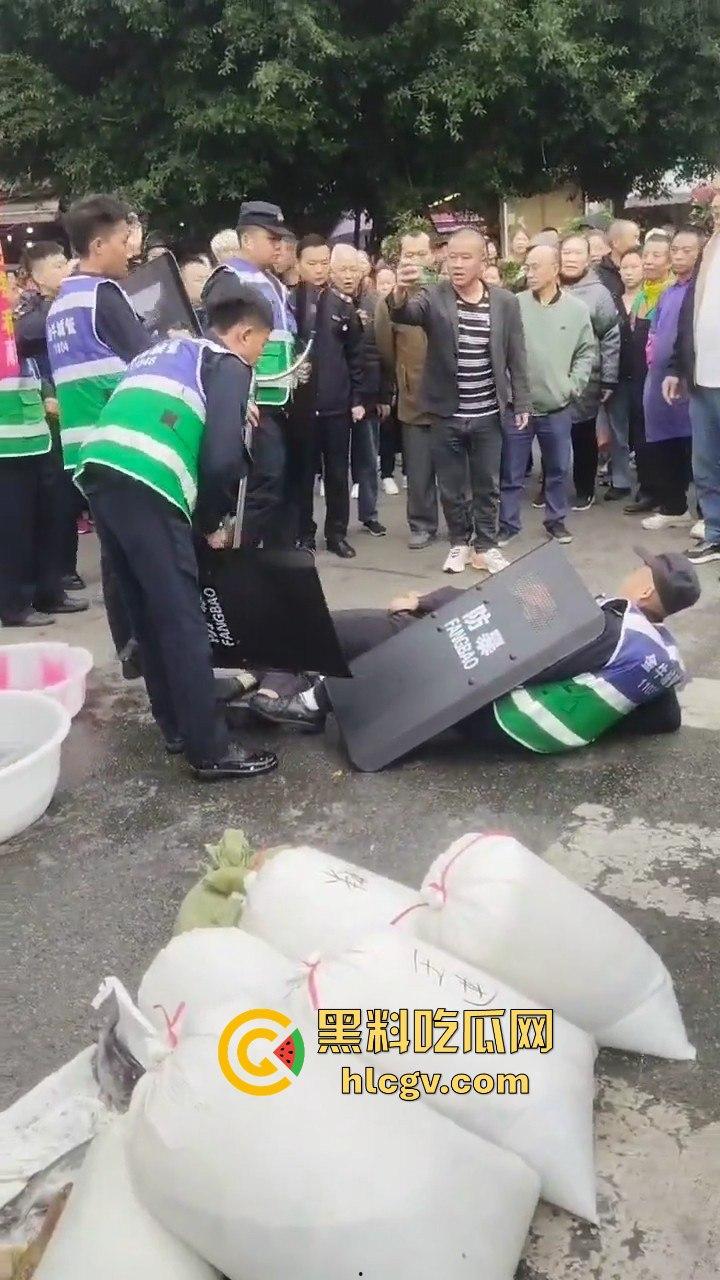 卖鱼商贩与城管爆发冲突！剪刀挥舞，两名城管被推倒，金牛区城管局称现场混乱不堪！-3