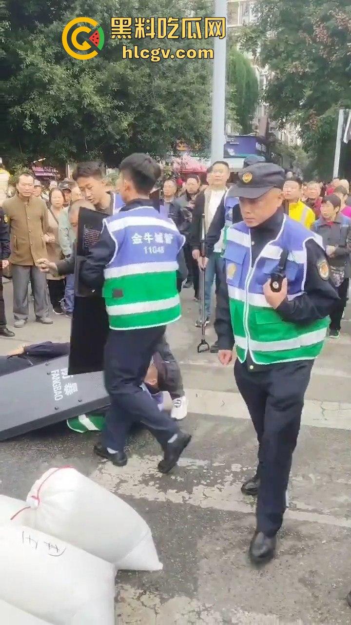 卖鱼商贩与城管爆发冲突！剪刀挥舞，两名城管被推倒，金牛区城管局称现场混乱不堪！-8