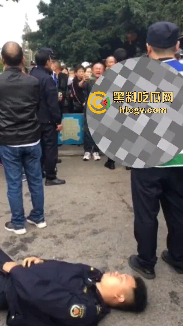 卖鱼商贩与城管爆发冲突！剪刀挥舞，两名城管被推倒，金牛区城管局称现场混乱不堪！-9