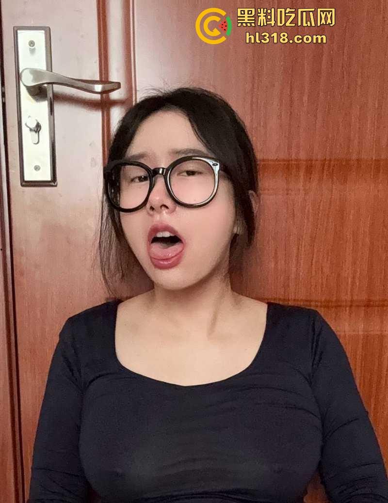 坦克人妻偷情视频流出，挺翘臀被后入狂操，边接女儿电话仍被猛攻，压抑不敢淫叫，内射瞬间还在通话刺激！-3